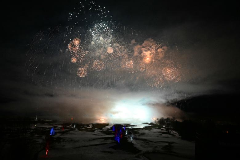 Se lanzan fuegos artificiales sobre el Trump National Golf Club de Washington DC durante una recepción en honor al presidente electo de Estados Unidos, Donald Trump, en Sterling, Virginia