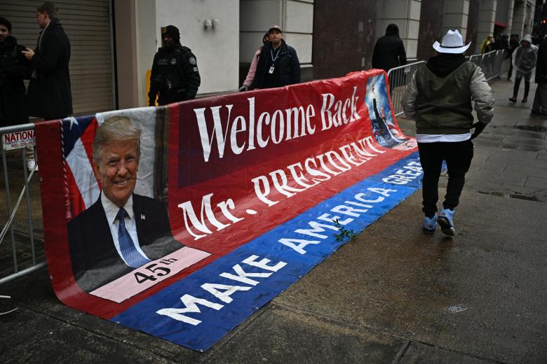 Los partidarios del presidente electo de Estados Unidos, Donald Trump, llegan a un mitin de victoria de MAGA en el Capital One Arena en Washington, DC