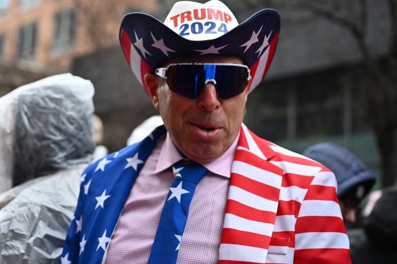 Un partidario del presidente electo de Estados Unidos, Donald Trump, espera en fila afuera del Capital One Arena en Washington, DC