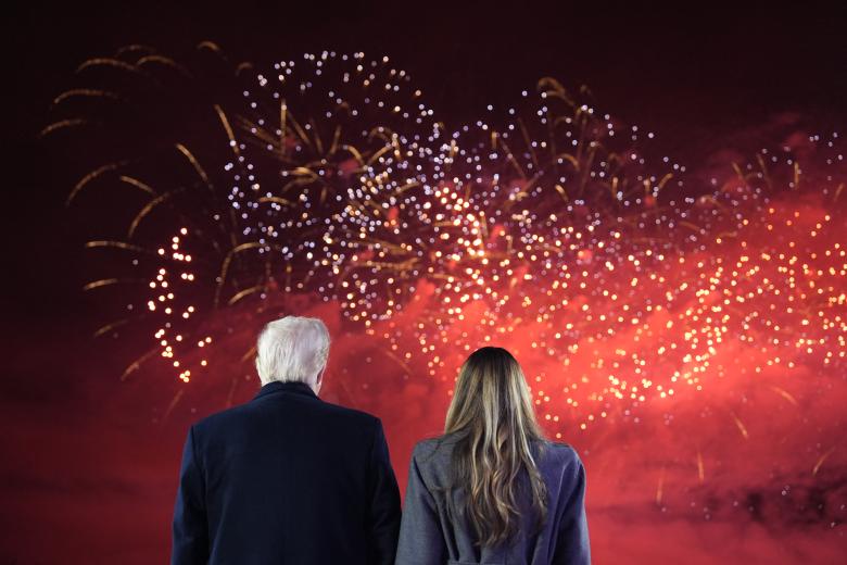 El presidente electo de Estados Unidos, Donald Trump, y su esposa, Melania Trump, observan los fuegos artificiales durante una recepción en su honor en el Trump National Golf Club Washington DC en Sterling, Virginia,