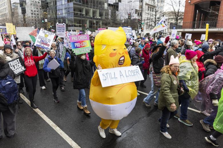 Manifestantes en contra de la administración entrante de Trump, marchan hacia el Monumento a Lincoln en Washington, DC, Estados Unidos, 18 de enero de 2025