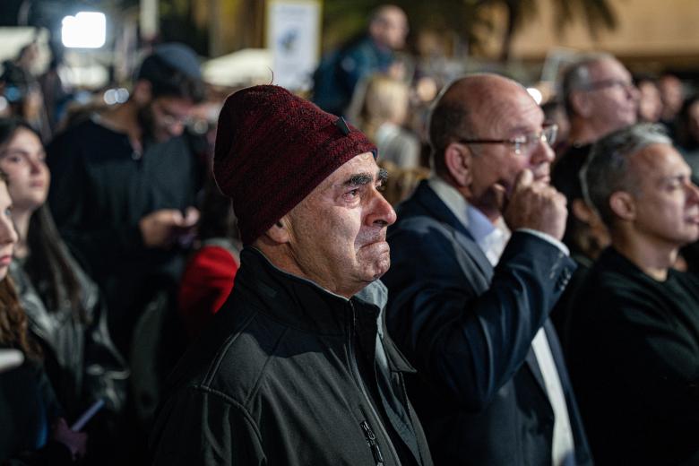 Familiares y seres queridos de los rehenes viendo la transmisión en directo de la liberación de los primeros tres rehenes