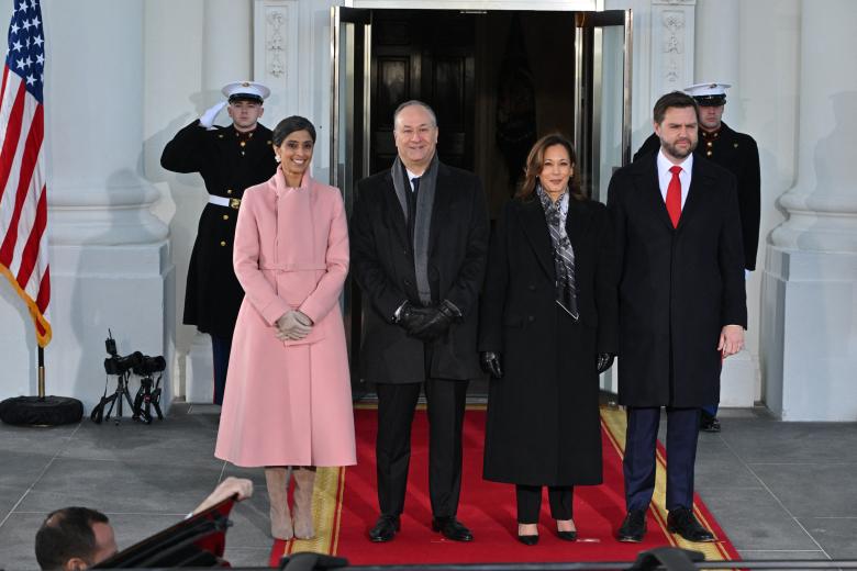 Usha Vance, el segundo caballero de los Estados Unidos, Douglas Emhoff, la vicepresidenta Kamala Harris y el vicepresidente electo, JD Vance, posan para una fotografía mientras los Vance son recibidos en la Casa Blanca en Washington, DC