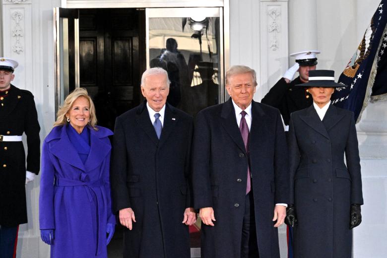 El presidente de Estados Unidos, Joe Biden, y la primera dama, Jill Biden, posan junto al presidente electo Donald Trump y Melania Trump, a su llegada a la Casa Blanca