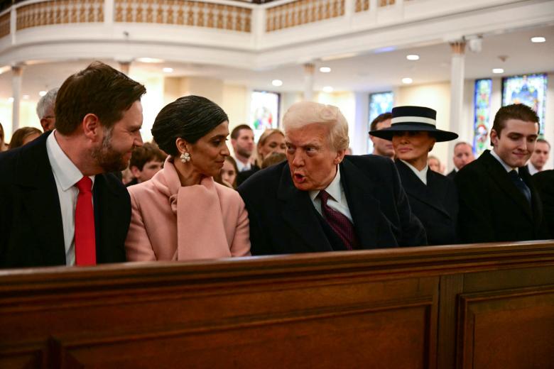 El presidente electo de Estados Unidos, Donald Trump, habla con el vicepresidente electo JD Vance (izq.) y Usha Vance (segunda izq.) durante un servicio religioso en la Iglesia Episcopal de San Juan, Lafayette Square en Washington, DC