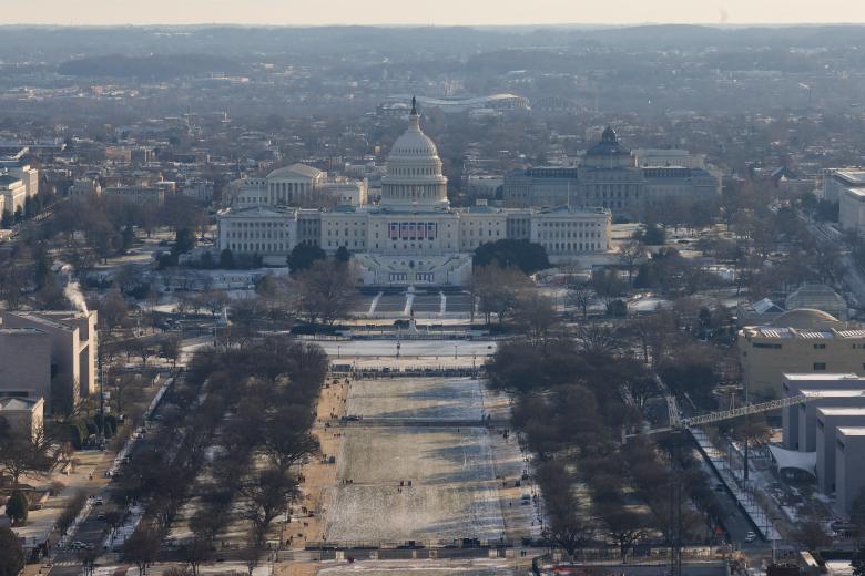 Una vista del Capitolio de Estados Unidos desde lo alto del Monumento a Washington el día de la inauguración donde el presidente electo de Estados Unidos, Donald Trump