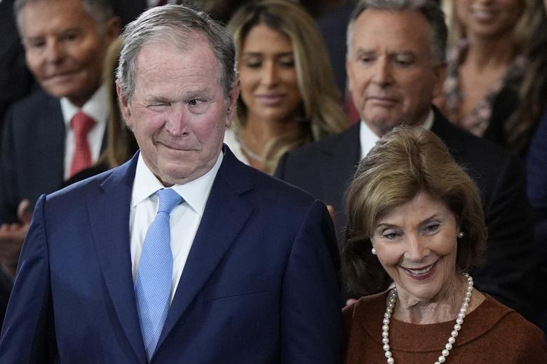 El expresidente George W. Bush y su esposa Laura Bush llegan a la ceremonia de investidura de Donald Trump