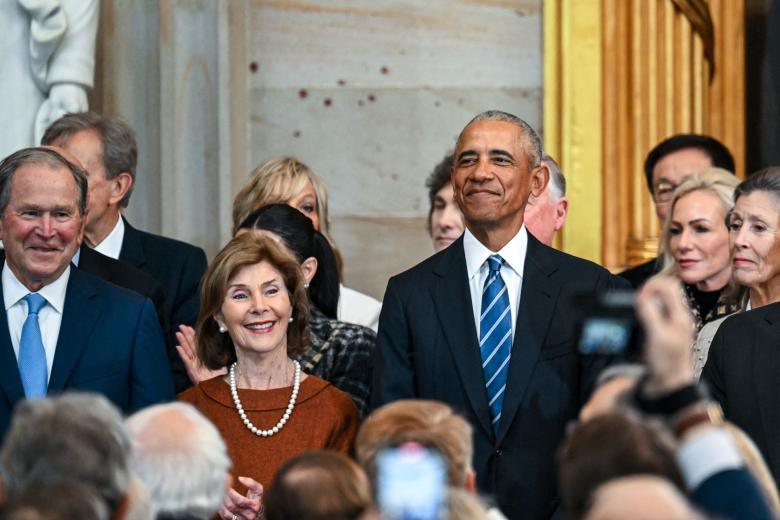 El expresidente George W. Bush, la exprimera dama Laura Bush y el expresidente Barack Obama