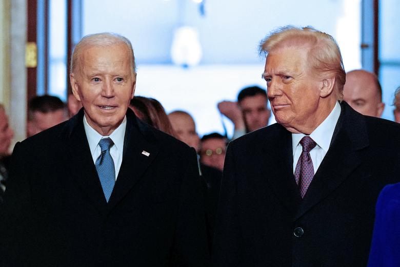 El presidente de Estados Unidos, Joe Biden (izq.), y el presidente electo Donald Trump llegan a la ceremonia de investidura en la que Donald Trump prestará juramento como el 47.º presidente de Estados Unidos en la Rotonda del Capitolio de Estados Unidos en Washington