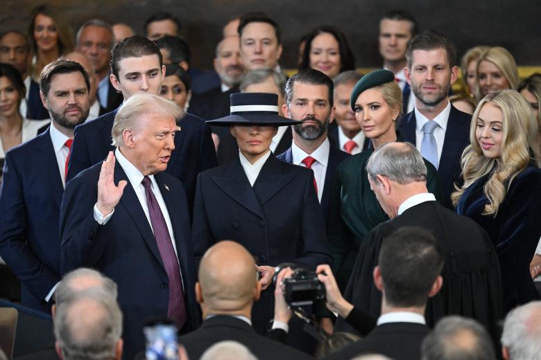 Donald Trump jura como el 47º presidente de Estados Unidos en la Rotonda del Capitolio de Estados Unidos en Washington, DC,