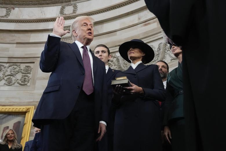 Donald Trump jura, junto a Melania, como el 47º presidente de Estados Unidos en la Rotonda del Capitolio de Estados Unidos en Washington, DC.