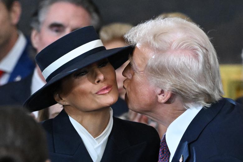 El presidente electo de Estados Unidos, Donald Trump, besa a Melania Trump a su llegada a la ceremonia de investidura antes de prestar juramento como el 47º presidente de Estados Unidos