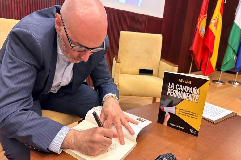 Rafa Laza, en la presentación de su libro 'La campaña permanente'