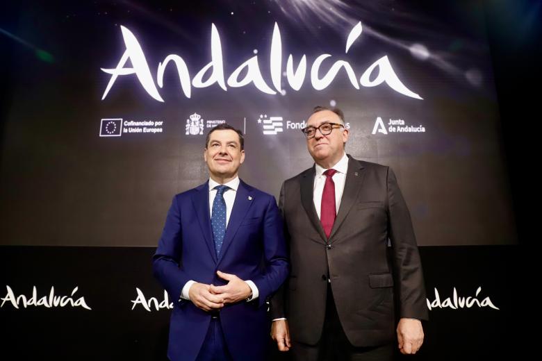 El presidente de la Junta de Andalucía, Juanma Moreno (i) y el consejero de Turismo y Andalucía Global, Arturo Bernal Bergua (d) inauguran el estand de Andalucía en Fitur