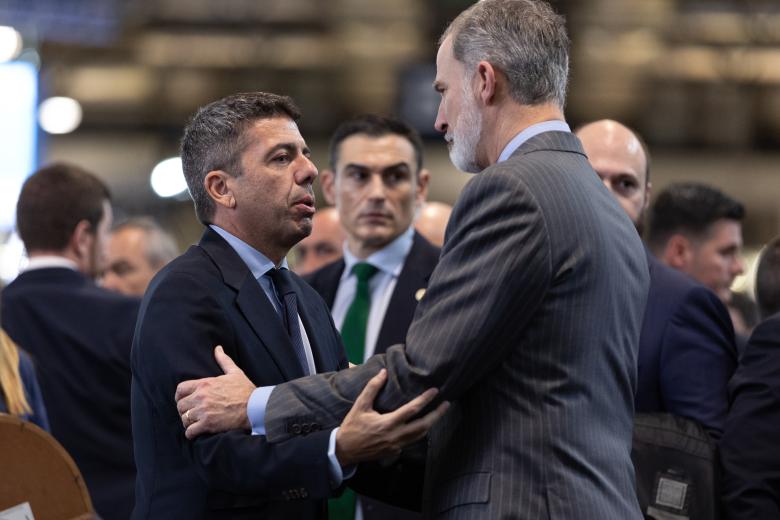 El presidente de la Comunidad Valenciana, Carlos Mazón, se saluda afectuosamente con el Rey Felipe VI en el primer día de Fitur