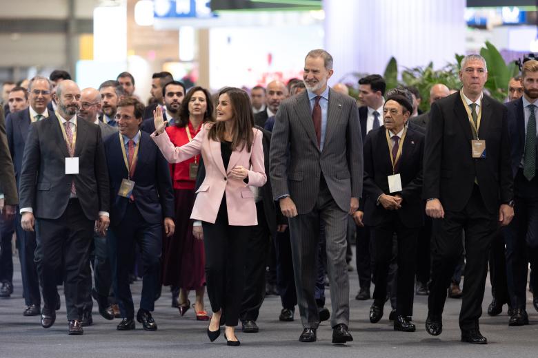 La Reina Letizia; el Rey Felipe VI y el presidente de IFEMA, José Vicente de los Mozos en su llegada a Fitur