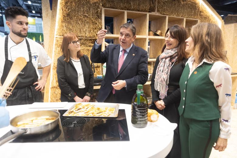 El ministro de Agricultura, Pesca y Alimentación, Luis Planas y la presidenta de Paradores, Raquel Sánchez (1d), en el estand de Paradores de España,