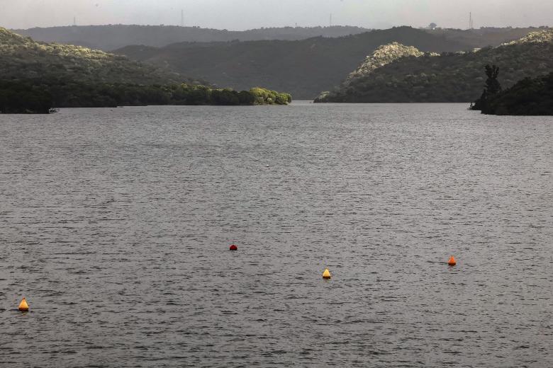 GUILLENA (SEVILLA), 22/01/2025.- Imagen del embalse del Gergal en la localidad sevillana de Guillena que está desembalsando agua tras las lluvias caídas de los últimos días debido a la borrasca Garoé que ha descargado con intensidad en Andalucía. EFE /Jose Manuel Vidal