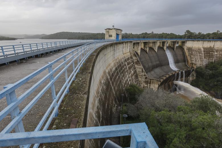 GUILLENA (SEVILLA), 22/01/2025.- Imagen del embalse del Gergal en la localidad sevillana de Guillena que está desembalsando agua tras las lluvias caídas de los últimos días debido a la borrasca Garoé que ha descargado con intensidad en Andalucía. EFE /Jose Manuel Vidal