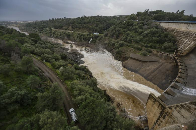 SEVILLA, 22/01/2025.-Imagen del embalse del Gergal en la localidad sevillana de Guillena, que está desembalsando agua tras las lluvias caídas de los últimos días debido a la borrasca Garoé que ha descargado con intensidad en Andalucía.- EFE /José Manuel Vidal