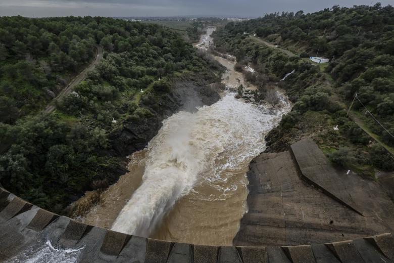 GUILLENA (SEVILLA), 22/01/2025.- Imagen del embalse del Gergal en la localidad sevillana de Guillena que está desembalsando agua tras las lluvias caídas de los últimos días debido a la borrasca Garoé que ha descargado con intensidad en Andalucía. EFE /Jose Manuel Vidal