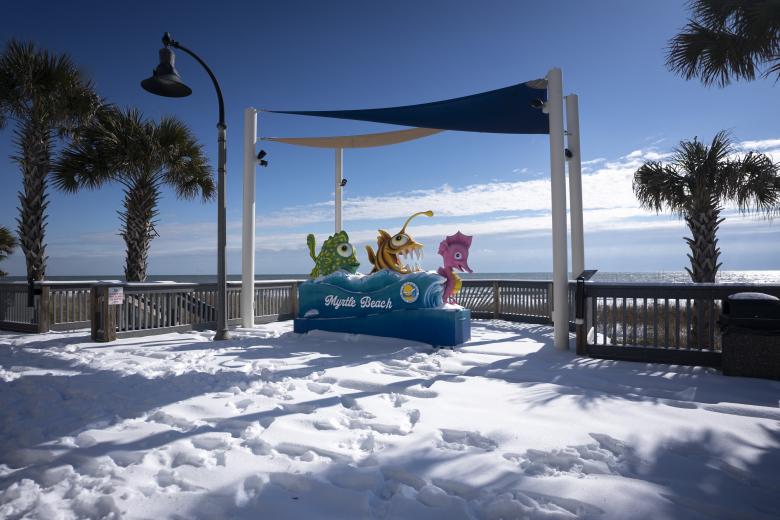 Nieve en el paseo marítimo el 22 de enero de 2025 en Myrtle Beach, Carolina del Sur