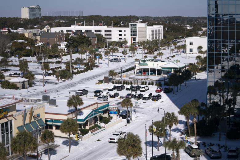 La nieve cubre North Ocean Bouvelard el 22 de enero de 2025 en Myrtle Beach, Carolina del Sur