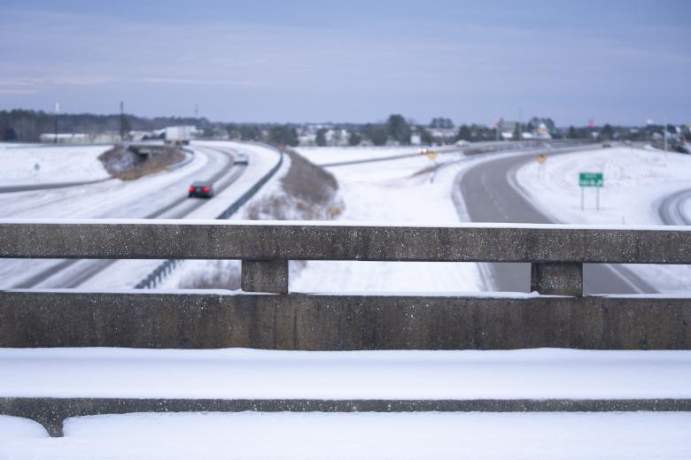 Nieve en el intercambio de la I-20 y la I-95 el 22 de enero de 2025 en Florence, Carolina del Sur