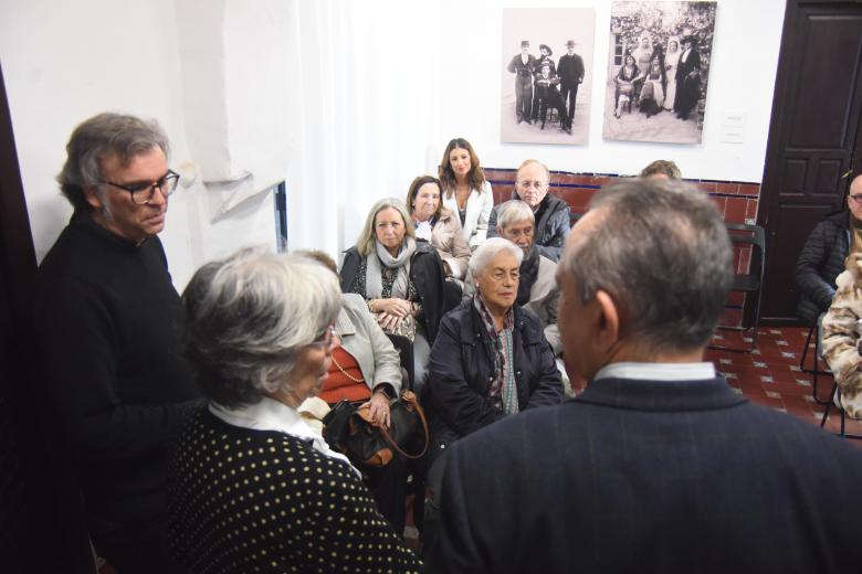 Presentación del panel cerámico de San Rafael en la casa de los Romero de Torres