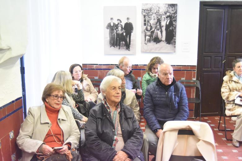 Presentación del panel cerámico de San Rafael en la casa de los Romero de Torres