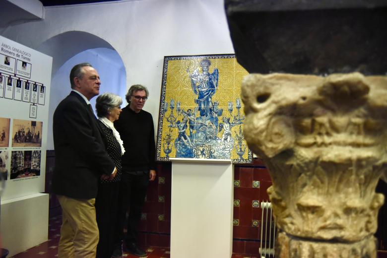 Presentación del panel cerámico de San Rafael en la casa de los Romero de Torres