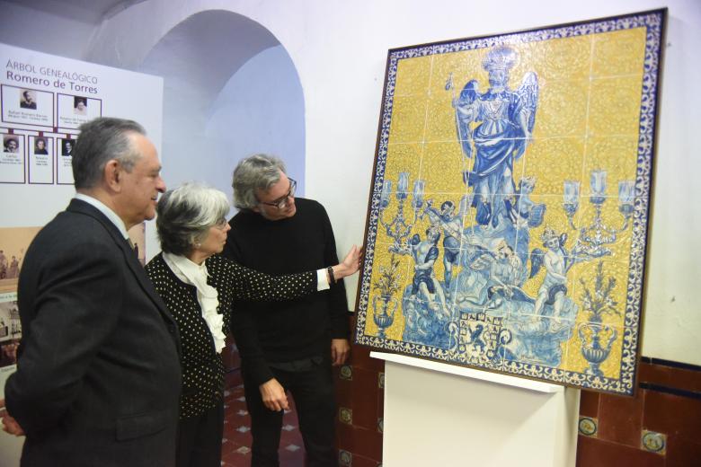 Presentación del panel cerámico de San Rafael en la casa de los Romero de Torres