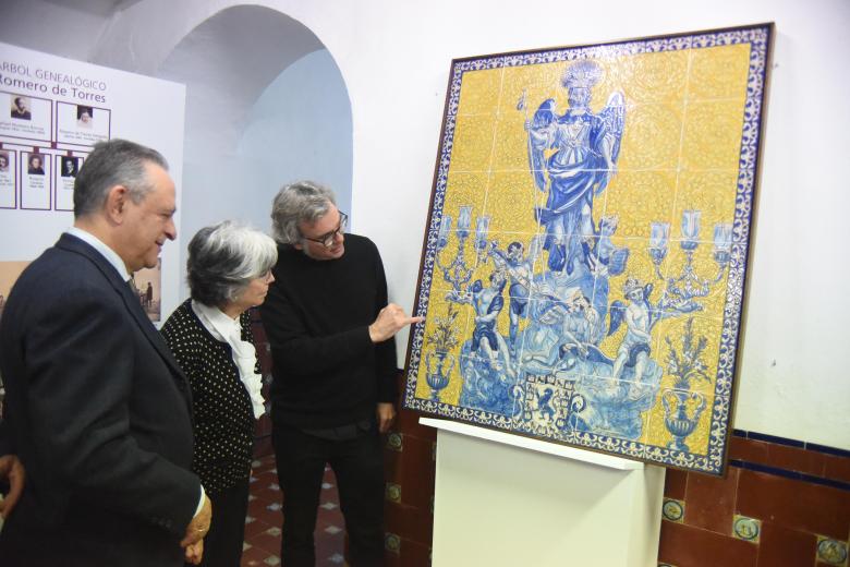 Presentación del panel cerámico de San Rafael en la casa de los Romero de Torres