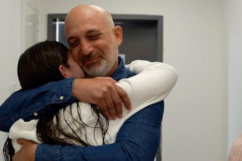 El abrazo de una de las rehenes con un familiar