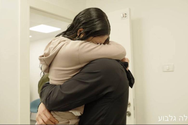 El abrazo infinito de una de las cuatro rehenes liberadas por Hamás en la segunda tanda