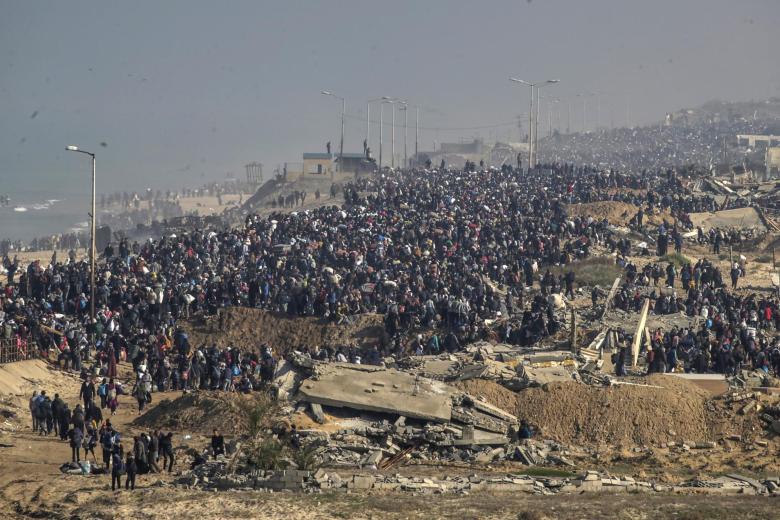 Gaza (-), 27/01/2025.- Internally displaced Palestinians walk on Al Rashid road in central Gaza as they return from the south to northern Gaza Strip, 27 January 2025. Israel and Hamas implemented the first phase of a hostage release and ceasefire deal on 19 January 2025. EFE/EPA/MOHAMMED SABER