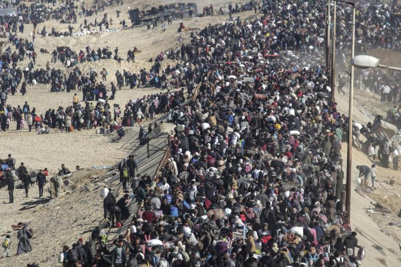 Gaza (-), 27/01/2025.- Internally displaced Palestinians make their way from southern to northern Gaza along Al Rashid road, central Gaza Strip, 27 January 2025. Israel and Hamas implemented the first phase of a hostage release and ceasefire deal on 19 January 2025. According to the UN, at least 1.9 million people (or nine in ten people) across the Gaza Strip are internally displaced, including people who have been repeatedly displaced. EFE/EPA/MOHAMMED SABER