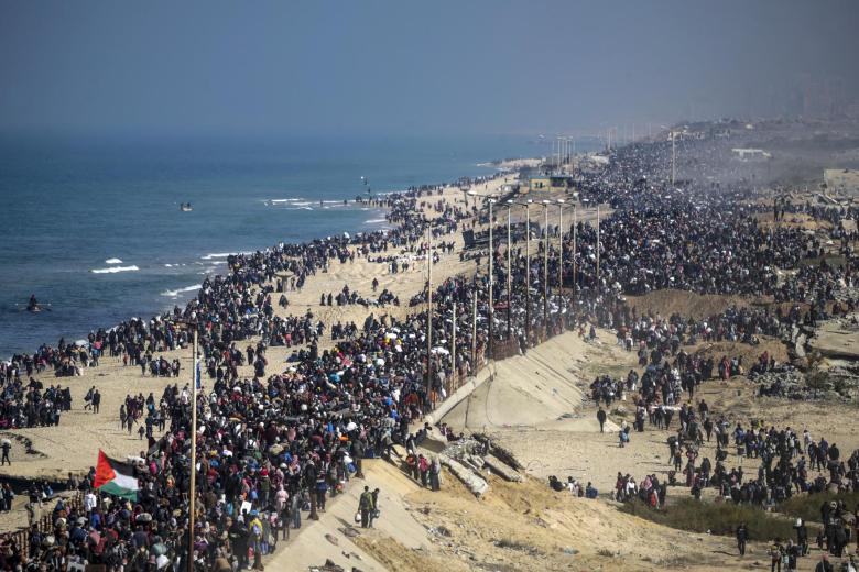 Al Rashid Road (-), 27/01/2025.- Internally displaced Palestinians make their way from southern to northern Gaza along Al Rashid road, central Gaza Strip, 27 January 2025. Israel and Hamas implemented the first phase of a hostage release and ceasefire deal on 19 January 2025. According to the UN, at least 1.9 million people (or nine in ten people) across the Gaza Strip are internally displaced, including people who have been repeatedly displaced. EFE/EPA/MOHAMMED SABER