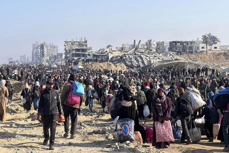 Al Rashid Road (-), 27/01/2025.- Internally displaced Palestinians make their way from southern to northern Gaza along Al Rashid road, central Gaza Strip, 27 January 2025. Israel and Hamas implemented the first phase of a hostage release and ceasefire deal on 19 January 2025. According to the UN, at least 1.9 million people (or nine in ten people) across the Gaza Strip are internally displaced, including people who have been repeatedly displaced. EFE/EPA/MOHAMMED SABER