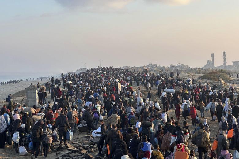 - (GAZA), 27/01/2025.- Aspecto este lunes de la calle Rachid, que cruza de sur a norte la franja de Gaza, donde un columna de decenas de miles de palestinos están cruzando al norte de la Franja de Gaza cargados con sus enseres, a pie o en vehículos, para reunirse con sus familias, buscar a sus desaparecidos o intentar encontrar sus casas en calles arrasadas e irreconocibles. EFE/EFE