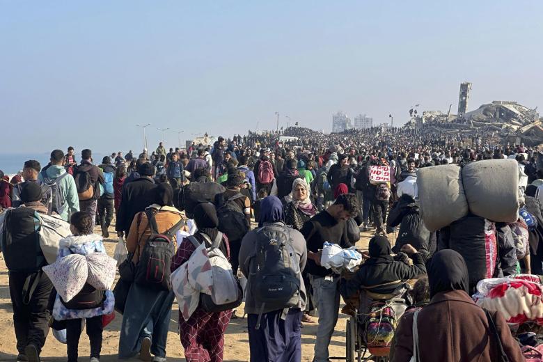 - (GAZA), 27/01/2025.- Aspecto este lunes de la calle Rachid, que cruza de sur a norte la franja de Gaza, donde un columna de decenas de miles de palestinos están cruzando al norte de la Franja de Gaza cargados con sus enseres, a pie o en vehículos, para reunirse con sus familias, buscar a sus desaparecidos o intentar encontrar sus casas en calles arrasadas e irreconocibles. EFE/EFE