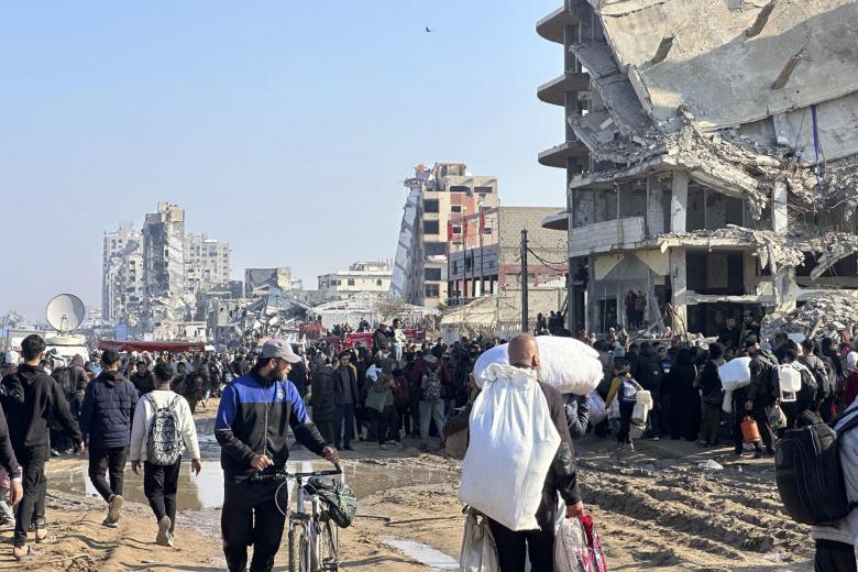 - (GAZA), 27/01/2025.- Aspecto este lunes de la calle Rachid, que cruza de sur a norte la franja de Gaza, donde un columna de decenas de miles de palestinos están cruzando al norte de la Franja de Gaza cargados con sus enseres, a pie o en vehículos, para reunirse con sus familias, buscar a sus desaparecidos o intentar encontrar sus casas en calles arrasadas e irreconocibles. EFE/EFE