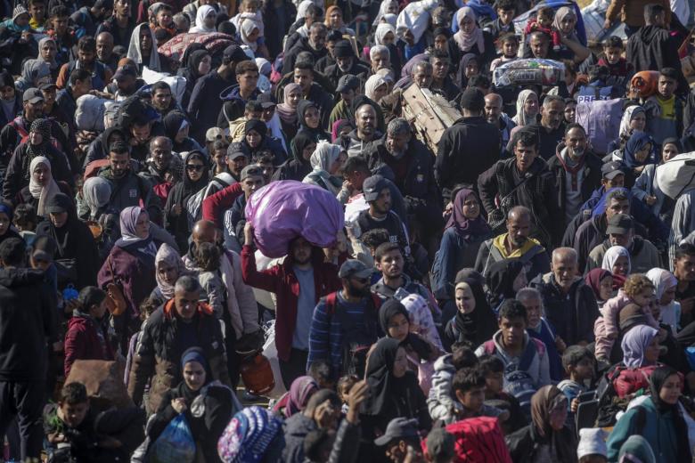 - (GAZA), 27/01/2025.- Aspecto este lunes de la calle Rachid, que cruza de sur a norte la franja de Gaza, donde un columna de decenas de miles de palestinos están cruzando al norte de la Franja de Gaza cargados con sus enseres, a pie o en vehículos, para reunirse con sus familias, buscar a sus desaparecidos o intentar encontrar sus casas en calles arrasadas e irreconocibles. EFE/EFE