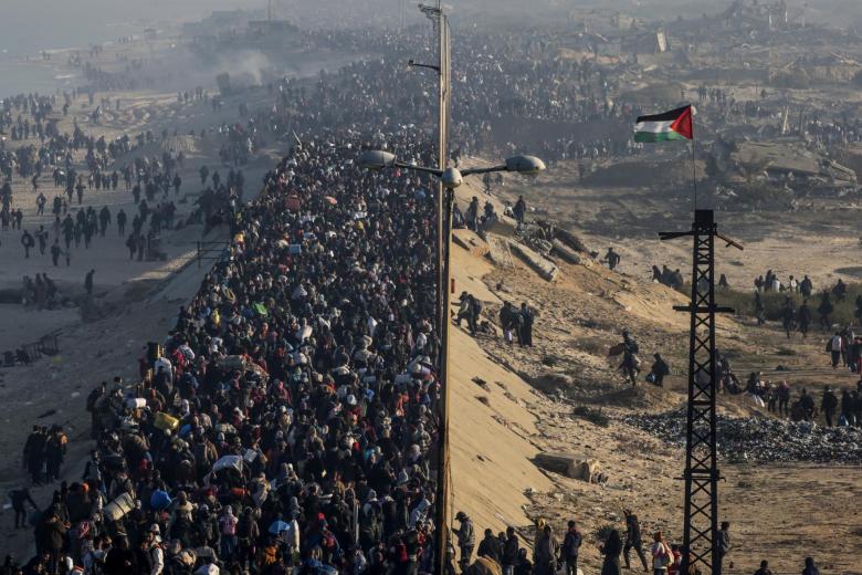 -FOTODELDIA- Gaza (PALESTINA), 27/01/2025.- Centenares de palestinos comenzaron a desplazarse este lunes hacia el norte de Gaza, a lo largo de la carretera de Rashid, en la costa y que atraviesa el enclave de norte a sur, después de que el Ejército israelí anunciara que permitiría el traslado a partir de las 7:00 hora local.- EFE/ Mohammed Saber