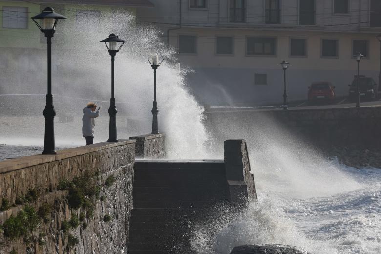 La influencia de la profunda borrasca Herminia mantiene a toda España, salvo Navarra y las Canarias, en aviso por fuerte temporal de lluvia, viento, nieve y mala mar, con especial incidencia en Galicia, donde hay aviso rojo (riesgo extremo) por olas que alcanzarán los 12 metros, informa la Aemet en su web. EFE/Lavandeira jr