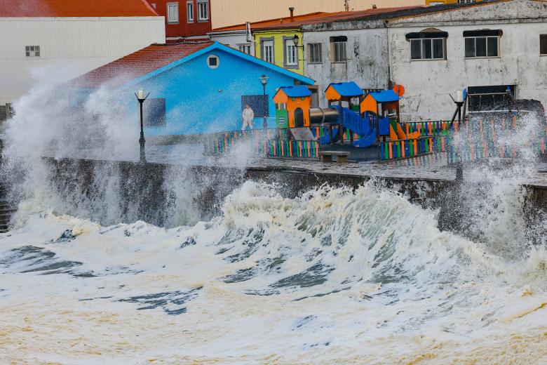 La influencia de la profunda borrasca Herminia mantiene a toda España, salvo Navarra y las Canarias, en aviso por fuerte temporal de lluvia, viento, nieve y mala mar, con especial incidencia en Galicia, donde hay aviso rojo (riesgo extremo) por olas que alcanzarán los 12 metros, informa la Aemet en su web. EFE/Lavandeira jr