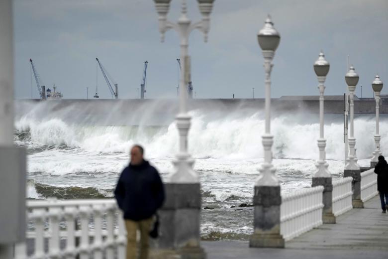 Enormes olas en la playa de San Lorenzo, este lunes en Gijón