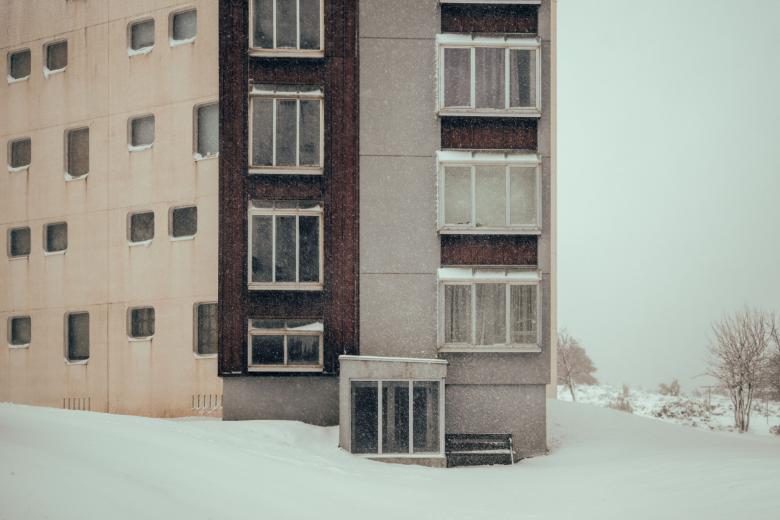 Fotografía de un bloque de apartamentos rodeados de nieve este lunes, en la estación de Montaña de Manzaneda