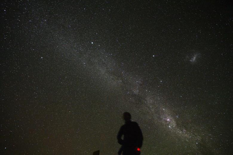 Un hombre mira el cielo en el Observatorio Paranal de ESO, en el Cerro Paranal en la Región de Antofagasta de Chile, en el desierto de Atacama