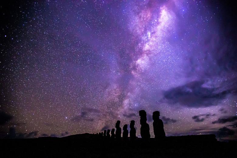 Moais bajo la Vía Láctea en Ahu Tongariki, Isla de Pascua